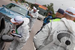 Polisen och Bildäcksförbundets specialister kontrollerar på vägarna däcken på person- och paketbilar och förser bilisterna med information om däcken.