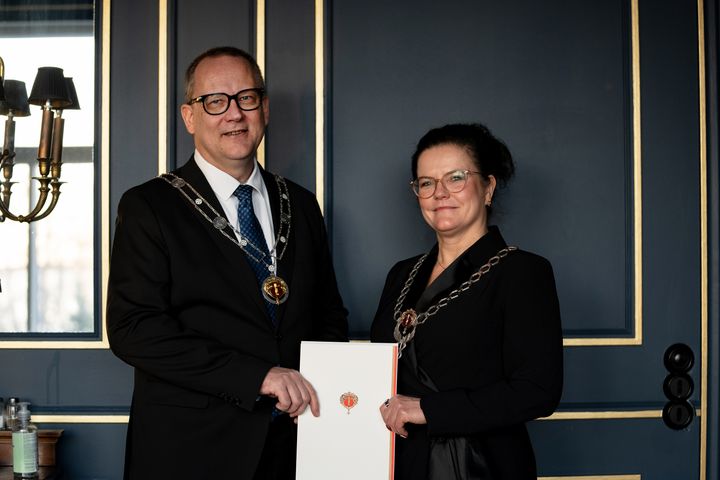 Vaasan yliopisto ja Vaasan kaupunki järjestivät yhteisen uuden vuoden juhlalounaan. Yliopiston uusi rehtori Minna Martikainen vastaanotti tilaisuudessa lahjoituksen kaupunginjohtaja Tomas Häyryltä. Kuva: Harri Huusko / Vaasan yliopisto