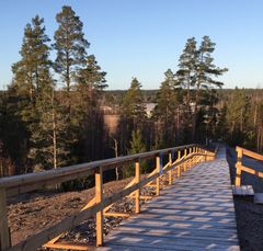 Kuntoportaiden yläpäästä avautuvat hienot maisemat ympäröivään Nummelaan. Kuva: Hanna Jokitöyrä