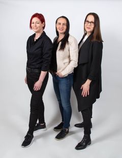 Finnero toimii Seinäjoella kolmen naisen voimin. Vasemmalta markkinointipäällikkö Satu Jaakkola, keskellä perustaja Tarja Keen ja oikealla suunnittelusta ja tuotannosta vastaava Leena Borgström.