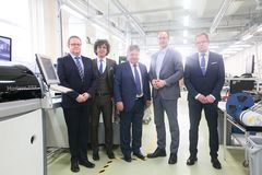 Kuvassa vasemmalta: toimitusjohtaja Harri Laukkanen (Argus Spectrum International), toimitusjohtaja Mihail Levchuk (Argus Spectrum International), pääjohtaja Sergey Levchuk (Argus Spectrum International), kaupunginjohtaja Janne Laine ja toimitusjohtaja Heikki Kokki (Savonlinnan Yritystilat Oy).