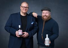 Arctic Blue Beveragesin toimitusjohtaja Valtteri Eroma ja mestaritislaaja Asko Ryynänen.