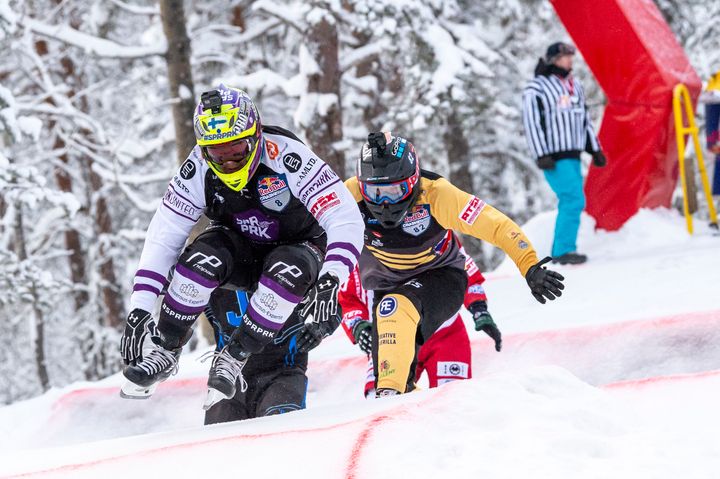 Mirko Lahti (etualalla) laski flunssasta huolimatta varmasti 2. sijalle. Kuva Red Bull Content Pool/Mark Roe