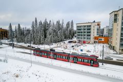 Sale sijaitsee asuinalueen sydämessä aivan ratikan päätepysäkin tuntumassa.