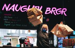 Naughty BRGR -ravintoloiden kunnianhimoinen tavoite myydä alkujaan kolmeksi viikoksi määrätyn ravintolasulun aikana 30 000 hampurilaista täyttyi jo kahdessa viikossa. Samalla Naughty BRGR rikkoi aiemmat myyntiennätyksensä. Kuvassa Helsingin Lönnrotinkadun Naughty BRGR-ravintolan Nora-Maria Tissari, kuva: Arttu Päivinen