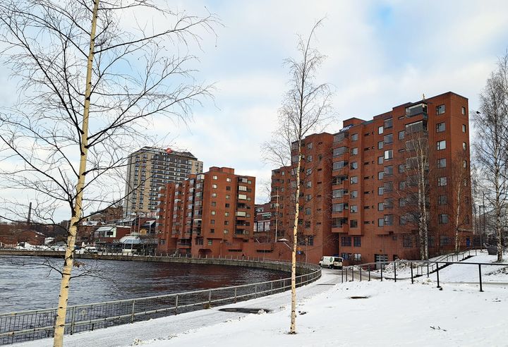 Koska kerrostalo sijaitsee Tampereen keskustassa nostotöiden suunnittelutyöt ja työturvallisuusasiat ovat erittäin merkittävässä roolissa.