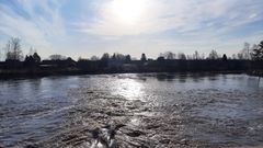 Nedre loppet av Närpes å strömmade fritt från isen 13.4.2023.