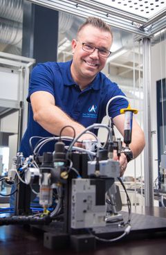 Kimmo Putkiranta from AAC Technologies' Tampere Center of Competence is using the camera assebling machine. Photo: Mirella Mellonmaa/ Business Tampere.