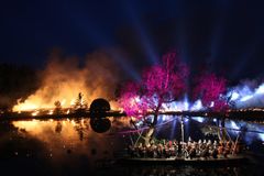 Järvemusiikkifestivaalin esiintymislava on rakennettu pienen järven saarelle. Tuhannet ihmiset nauttivat järven rannoilla esityksistä, joissa yhdistyvät harmoniassa musiikki, maisema, vesi ja tuli. Kuva: Visit Estonia