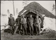 Linnoitustöihin osallistuneita kiinalaisia siirtotyöläisiä Espoossa 1916. Kuva Bruno Tallgren/ EKM