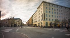 Pohjoinen Rautatiekatu 23:n puoleinen osa hotellista on arkkitehti Wivi Lönnin suunnittelema ja valmistunut vuonna 1928. Hotellia laajennettiin Runeberginkadun puolelle 1980-luvulla. Kuva: Hotelli Helkan arkisto.