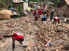 Indonesian Punainen Risti toimittaa tuhoutuneille alueille hätäaputarvikkeita, kuten nukkuma-alustoja ja pressuja. Tässä kylässä maanjäristykset tuhosivat kaikki 1 240 rakennusta. Kuva: Rosemarie North / Punaisen Ristin ja Punaisen Puolikuun kansainvälinen liitto (IFRC)