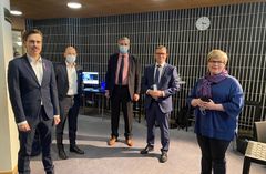 Matias Mäkynen, Petteri Orpo ja Annika Saarikko valmistautuivat turvavälein Suomen Yrittäjien Vaikuttajafoorumin paneeliin. Suomen Yrittäjien puheenjohtaja Petri Salminen ja toimitusjohtaja Mikael Pentikäinen seurasivat tenttiä. Kuva: Hannamari Heinonen
