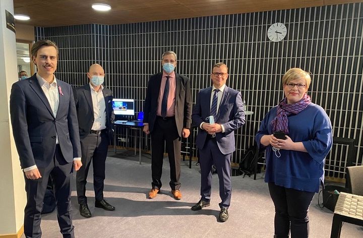 Matias Mäkynen, Petteri Orpo ja Annika Saarikko valmistautuivat turvavälein Suomen Yrittäjien Vaikuttajafoorumin paneeliin. Suomen Yrittäjien puheenjohtaja Petri Salminen ja toimitusjohtaja Mikael Pentikäinen seurasivat tenttiä. Kuva: Hannamari Heinonen