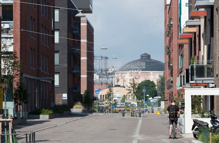 Kaasukello on hyvin näkyvä rakennus ja se luo tunnelmaa myös Kalasatamaan. Kuva: Juho Nurmi.