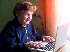 Elämäntaidot esiin! -kampanjaan voi osallistua jakamalla omia tai läheisiltä kerättyjä elämäntaitoja kampanjan Facebook-ryhmässä tai postitse Ikäinstituuttiin. Kuva: Fotolia/Ikäinstituutti.