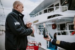 Royal Linen toimitusjohtaja Jukka Rautakorpi valmisteli kuohupulloa uuden risteilyaluksen M/S Helsingin kastehetkeä varten 18.5.2020. Kuva: Petri Mast.