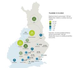Karttaan on merkitty käytössä olevat sekä kaavoitus- ja esisuunnitteluvaiheessa olevat tuulivoimalat maakunnittain 31.12.2022 (lukuarvot Suomen Tuulivoimayhdistys ry).