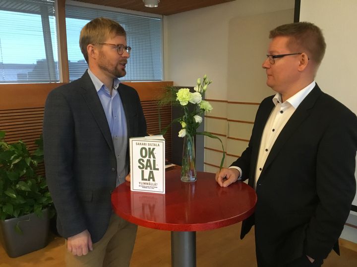 Sakari Siltala (vasemmalla) ja Timo Jaatinen puivat pienen maan suuren vientiteollisuuden vallan vaiheita kirjan julkistamistilaisuudessa. Kuva: Metsäteollisuus ry.