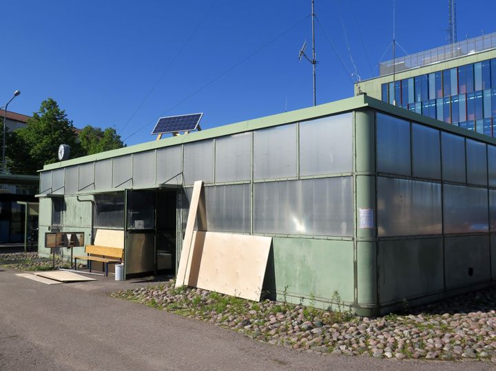 Taukotila valmistautuu avajaisiin. Katolla Janne Käpylehdon aurinkopaneeli. Kuva: Leena Junnila