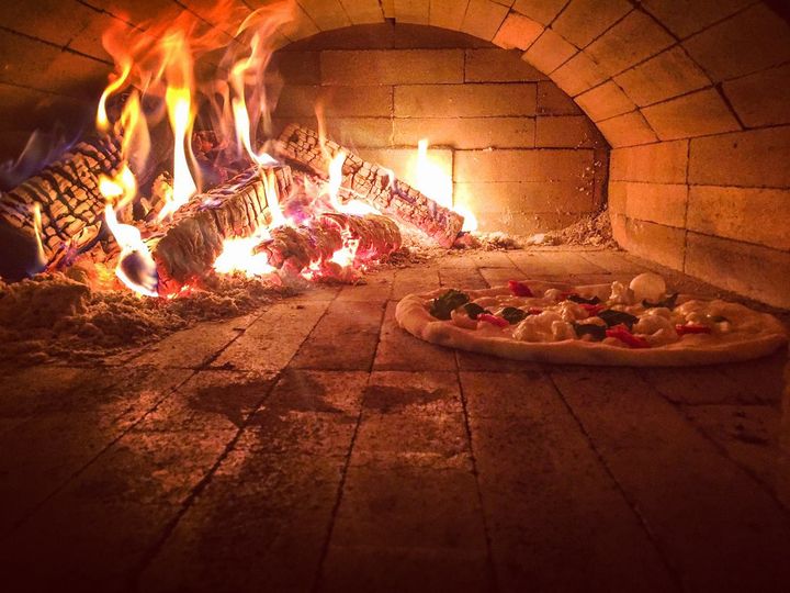 Kaasulämmitteinen pizzauuni painaa kaksi tonnia ja se lämmitetään 400-450-asteiseksi. Kuva: Pizzeria Via Tribunali