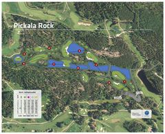 Rock-kenttä sijaitsee Katajanokan kokoisella alueella keskellä Pickalan golfkeskusta.