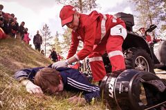 Tävlarna hjälpte vid en fiktiv fyrhjulingsolycka i FM i första hjälpen i Rovaniemi 2015. Bild: Antti Kurola