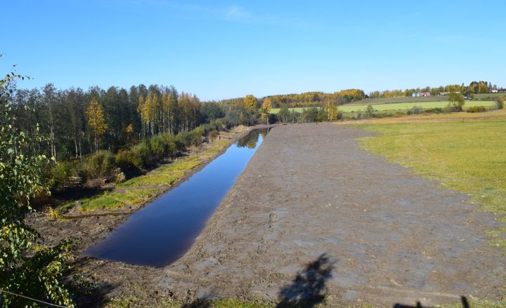 Pieni Rautjärven vesienhallinnan tehostaminen -hankkeessa syyskuussa 2021 toteutettu vesiensuojelukosteikko juuri kaivutöiden jälkeen. Kosteikolta laskee kuusi erillistä kampaojaa Pieni Rautjärven rantaluhdan tuntumaan. Kuva Antti Haapala.