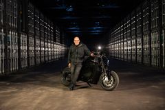 Vergen toimitusjohtaja Tuomo Lehtimäki kertoo yhtiön kunnianhimoisista tavoitteista kasvattaa tuotantokapasiteettia ja laajentaa toimintaa uusille markkinoille. Kuva: Verge Motorcycles