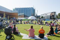 Kaupunkifestivaaleilla nautittiin aurinkoisista säistä ja mukavista yhteisistä hetkistä. Kuva: Vesa Laitinen, Helsingin kaupungin aineistopankki.