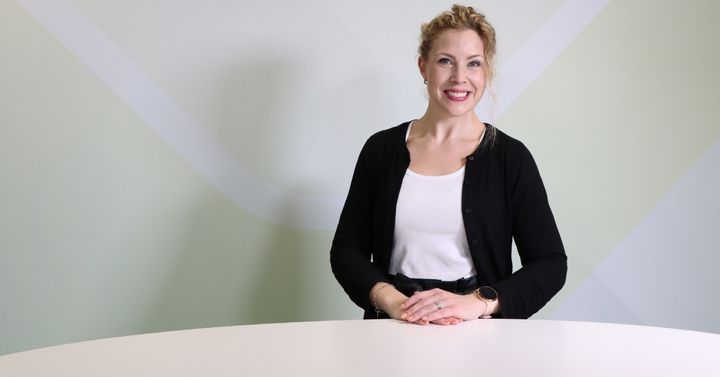 Redaktören Jasmin Granholm fungerar som programledare och producerar TE-live sändningar i Österbotten och Mellersta Österbotten.