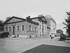 Sauna Marie-Bad, Mariankatu 13a, Kirkkokatu 7. Taustalla Kirkkokatu 5, 3. Mariebad lopetti toimintansa 31.5.1913. Rakennus purettiin maaliskuussa 1914. Kuva: Helsingin kaupunginmuseo / Signe Brander.