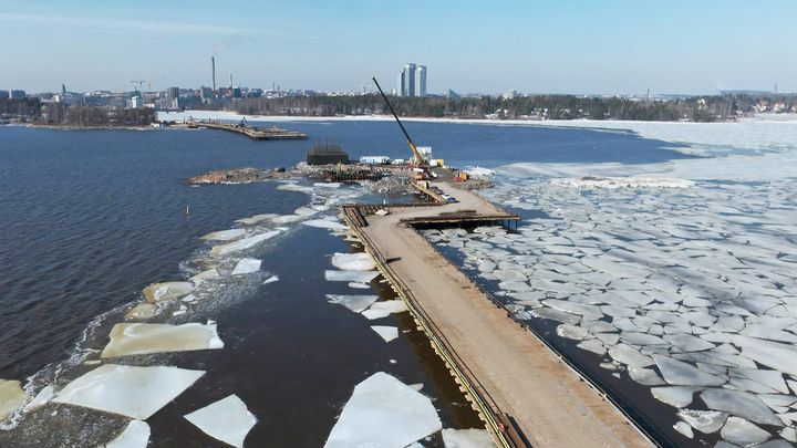 Sillan pylonin työmaa hiljenee lintujen pesimäajaksi. Työsillan vasemmalla Nimismies-lintuluoto ja oikealla jäiden alla Emäntä-lintuluoto. Kuva: HTJ Oy.