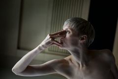Det samtida dansverket Syöpäsi minussa (Din cancer i mig) tar upp de komplicerade känslorna kring en sjukdom. Bild: Sakari Viika.