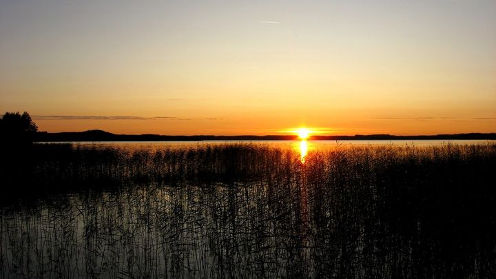 Moni suomalainen suuntaa juhannuksen viettoon vesistön äärelle mökille. Vesillä liikkumisen turvallisuuden lisäksi juhannuksena on syytä kiinnittää erityistä huomiota mahdollisiin metsäpalovaroituksiin. Kuva: Pixabay