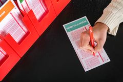 Kaikki tai ei mitään on Veikkauksen uusi peli, jossa voittaa päävoiton arvaamalla kaikki numerot oikein - tai väärin.