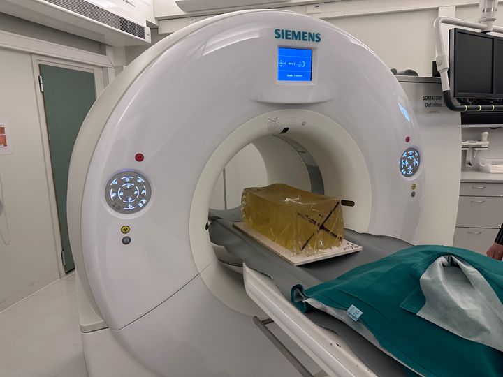 Gelatiiniharkot kuvattiin potilaskäyttöön suunnitellulla tietokonetomografialaitteella. Tässä kuvausvuorossa kokovaippaluoti, joka hieman yllättäen pirstaloitui voimakkaasti. Kuva: Juho-Antti Junno