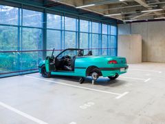 Elmgreen & Dragset, Trap, 2020. Peugeot Cabriolet, taxidermy rat, car jack. Courtesy of the artists. Photo: Paula Virta/EMMA