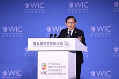Wan Gang, Vice Chairman of the National Committee of the Chinese People's Political Consultative Conference (CPPCC) and President of China Association for Science and Technology, delivers a keynote speech.
