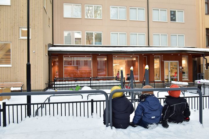Lapset nauttivat talvisäästä Iso Roobertinkatu 23:n päiväkodin sisäpihalla. Kuvaaja: Teina Ryynänen / Helsingin kaupunkiympäristö