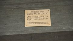 Vetokannaksen ylikulkukäytävä sai palkintolaatan kylkeensä viime perjantaina järjestetyssä palkintoseremoniassa. Samanlainen laatta löytyy muun muassa Raippaluodon sillasta. Kuva: Ilari Rautiainen