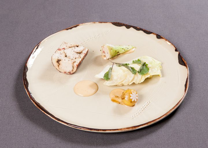 KUVA: Aino Huovio Vuoden Kokki 2016 Toni Kostianin pääruoka: Kukonpojan rintaa, kukonnahkaemulsiota, kaaleja ja kastiketta kukonpojan rangoista.
