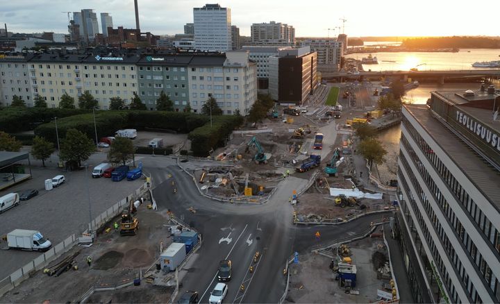 Kruunusillat-raitiotie yhdistää Laajasalon, Korkeasaaren ja Kalasataman Hakaniemeen vuonna 2027. Samalla syntyy uusi merellinen reitti myös pyöräilijöille ja jalankulkijoille. Kuva: Kruunusillat-raitiotie