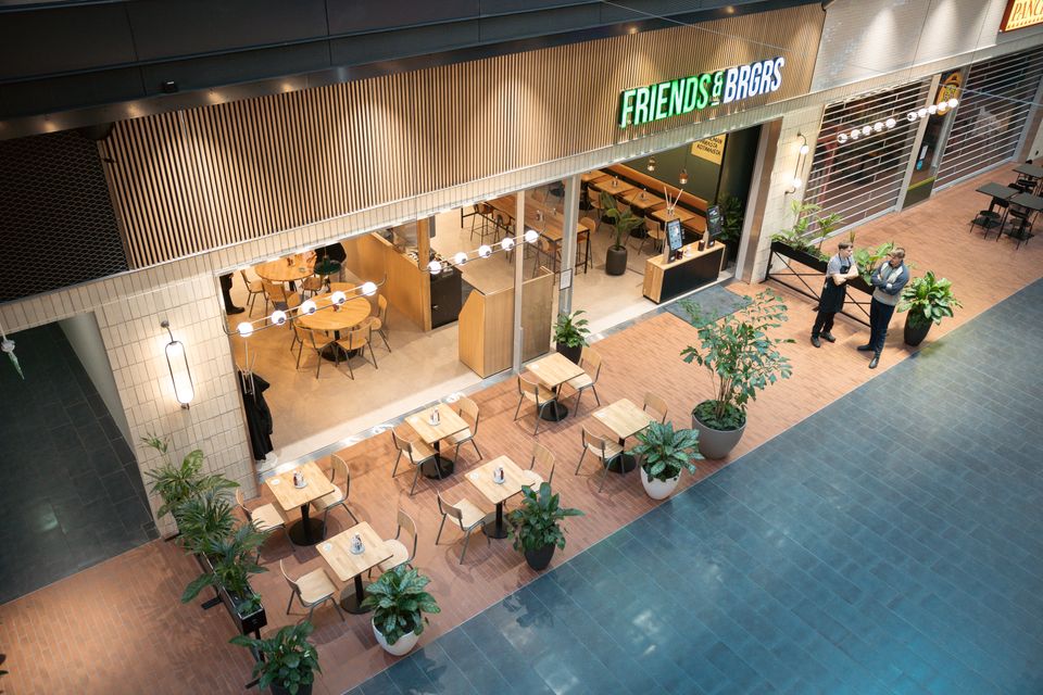 Friends & Brgrs -ravintolan yleisnäkymä kauppakeskuksessa