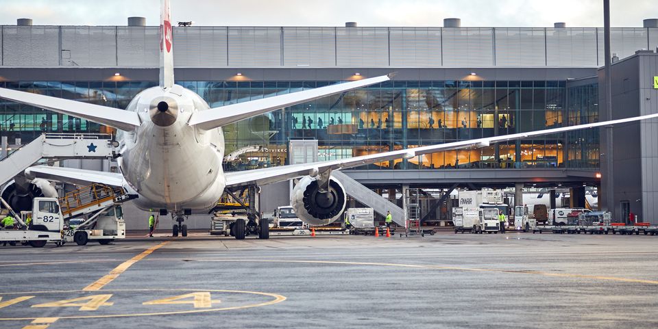 helsinki_airport_west_pier_outside_111.jpg