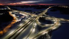 E18 Turun kehätien parantamisen toinen vaihe Kauselan ja Pukkilan välillä eteni suunniteltua nopeammin ja Kreate luovutti sen Väylävirastolle 29.12.2022. Mittavan hankkeen keskeinen työkohde oli tieosuuden rakentaminen nelikaistaiseksi. Kuva: Väylävirasto