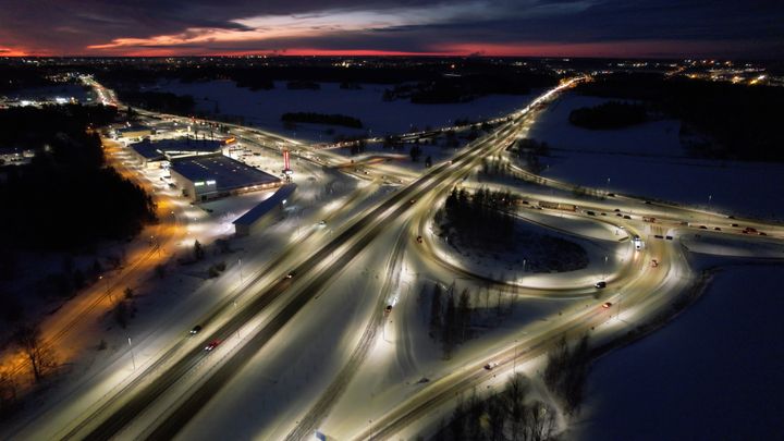 E18 Turun kehätien parantamisen toinen vaihe Kauselan ja Pukkilan välillä eteni suunniteltua nopeammin ja Kreate luovutti sen Väylävirastolle 29.12.2022. Mittavan hankkeen keskeinen työkohde oli tieosuuden rakentaminen nelikaistaiseksi. Kuva: Väylävirasto