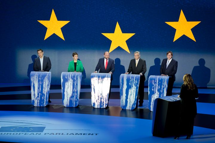 Vuoden 2014 europarlamenttivaalien kärkiehdokkaat Alexis TSIPRAS (Euroopan vasemmistopuolue), Ska KELLER (Vihreät), Martin SCHULZ (Euroopan sosialidemokraattinen puolue), Jean-Claude JUNCKER (Euroopan kansanpuolue) ja Guy VERHOFSTADT (Euroopan liberaalidemokraattien puolue) vaalitentissä © European Union 2014