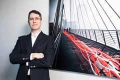 ”Verkon reunan hyödyntäminen, SDN-pohjaiset verkot sekä muut edistykselliset teknologiat ovat muodostuneet lähes uudeksi normaaliksi koronapandemian aikana suomalaisissa digimyönteisissä yrityksissä”, sanoo Sami Holopainen, Equinix Finlandin toimitusjohtaja.