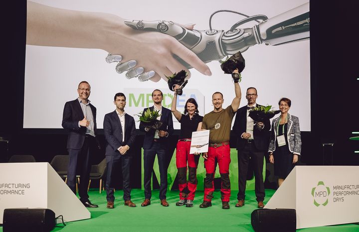 Experienced tourism business entrepreneurs Minna and Passi Kauppinen (center) from Forest Manor Oy in Kannonkoski won the MPIDEA 2019 competition with their eLyly snow scooter. Also in the photo are, starting from the left, the Chair of the Jury Juho Romakkaniemi (Finland Chamber of Commerce), Juuso Jääskeläinen (McKinsey & Company), Otto Koivumäki (NWB Finland Ltd.), Aki Karuveha (Asensiot Ltd.), and a member of the jury Leena Vainiomäki (Danske Bank). Photo: Akifoto, DIMECC Ltd.